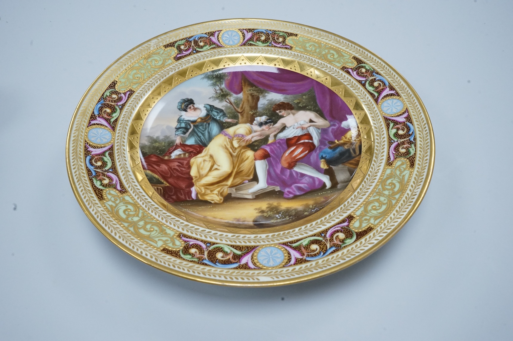 A Vienna style cabinet plate depicting a Prince and courtiers, unsigned, 24cm in diameter